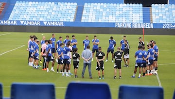 Los jugadores del Zaragoza atienden las indicaciones de Carcedo en un entrenamiento en La Romareda.