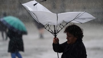 Una mujer sujeta un paraguas durante el paso de la borrasca ‘Aline’, a 19 de octubre de 2023, en Santiago de Compostela, A Coruña, Galicia (España). La borrasca Aline, la primera considerada de impacto de esta temporada, se ha hecho notar en Santiago de Compostela. Las intensas precipitaciones han dejado entre 25 y 30 litros de agua por metro cuadrado. Las fuertes precipitaciones, viento y oleaje han dejado incidencias en varias zonas de la comunidad, como caídas de árboles e inundaciones puntuales. La borrasca ha provocado en Galicia más de 260 incidencias registradas por el 112 desde el mediodía de ayer miércoles 18 de octubre, hasta la madrugada de hoy.
19 OCTUBRE 2023;SANTIAGO DE COMPOSTELA;A CORUÑA;BORRASCA ALINE;INCIDENCIAS
Álvaro Ballesteros / Europa Press
19/10/2023