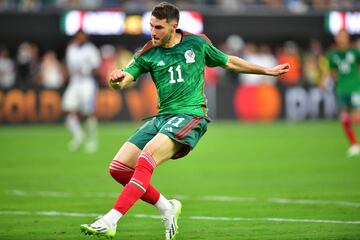 Santiago Giménez scored a late goal to win the Gold Cup for Mexico.