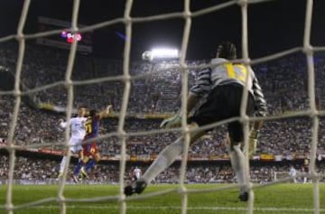20/04/11 - Gol de cabeza ante el Barcelona en el partido de Copa del Rey en Mestalla.