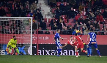 Cristhian Stuani scores against Alavés.