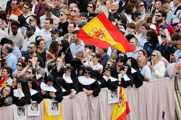 Una monja sostiene una bandera espa?ola mientras la multitud se re迆ne para el rezo del Regina Caeli en la Plaza de San Pedro el 11 de mayo de 2025 en la Ciudad del Vaticano.