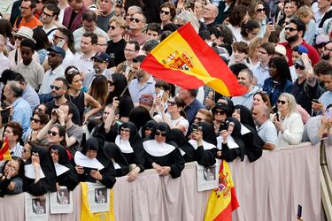 Una monja sostiene una bandera española mientras la multitud se reúne para el rezo del Regina Caeli en la Plaza de San Pedro el 11 de mayo de 2025 en la Ciudad del Vaticano.