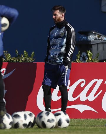 El capitán de la selección argentina, Lionel Messi, participa en un entrenamiento, en las instalaciones de la Asociación del Fútbol Argentino (AFA)