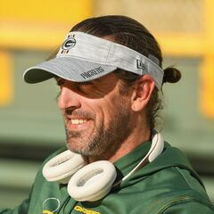 Aaron Rodgers' family: who is he engaged to? Does he talk with his family?