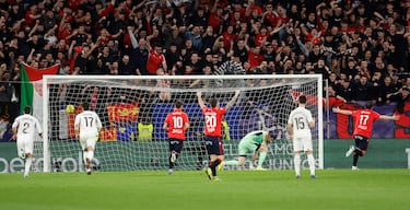 El primer gol ha llegado por medio de un penalti que, en principio, Quintero González no vio. De hecho, amonestó a Budimir por creer que había simulado. Sin embargo, no fue así y fue llamado por el VAR para corregir su error, ya que hubo pisotón de Courtois al croata. El delantero rojillo fue el encargado de firmar el 1-0 desde los once metros. 