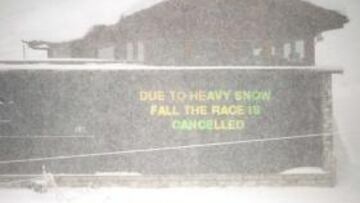 El marcador electrónico informa de la suspensión del Supergigante.