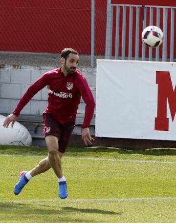 En el entrenamiento, Simeone dio pistas de los posibles titulares ante el Deportivo. 