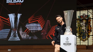 Soccer Football - Europa League - Final - Preview - Tottenham Hotspur v Manchester United - Bilbao, Spain - May 20, 2025 Europa League 2025 Final ambassador and former player Aritz Aduriz is seen with the trophy REUTERS/Pankra Nieto
