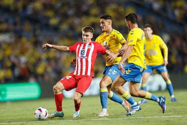 Pablo Barrios sufre la presión de los contrarios.