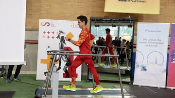 Diego García Carrera prueba en el CAR de Madrid los sensores que lleva en las zapatillas y que implementa la Federación Española de Atletismo.