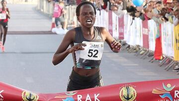 La atleta keniana Peres Jepchirchr cruza la línea de meta en la media maratón de Ras Al Khaimah.