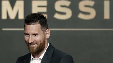 GRAFCAT5450. BARCELONA, 16/10/2019.- El delantero del FC Barcelona Lionel Messi posa tras recibir la Bota de Oro que le acredita como el máximo goleador de las ligas europeas de la temporada 2018-19 durante el acto celebrado este miércoles en Barcelona. EFE/Andreu Dalmau