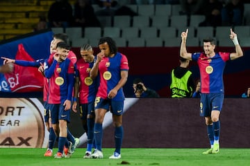 1-0. El delantero polaco celebra el primer tanto que anota de penalti en el minuto 9 de partido.