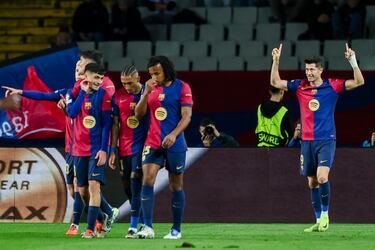 1-0. El delantero polaco celebra el primer tanto que anota de penalti en el minuto 9 de partido.