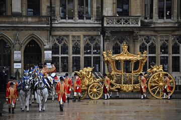 El Carruaje Dorado de Estado. Este vehículo del siglo XVII es el utilizado para la vuelta de los reyes, ya coronados, de la Abadía de Westminster al Palacio de Buckingham.