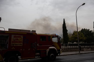 El incendio se originó en la calle Párroco Eusebio Cuenca, en una zona sin urbanizar cercana al Espacio Delicias y el Museo del Ferrocarril, en Madrid.