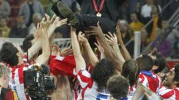 TÍTULO. Simeone es manteado por sus jugadores en Bucarest.