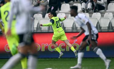 El jugador cedido por el Athletic en el Amorebieta fue letal. Su equipo iba perdiendo y en dos minutos rescató un punto. Un auténtico salvavidas. 