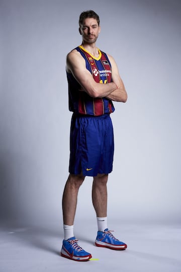 El debut de Pau Gasol con el FC Barcelona Baloncesto est芍 m芍s cerca que nunca. El p赤vot ha realizado la sesi車n de fotos oficiales con la camiseta del club blaugrana.