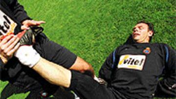 <b>EN PLENO ESFUERZO</B>. Alain Boghossian sudó de lo lindo en el entrenamiento de ayer. El preparador Toni Borrell le ayudó en los estiramientos.