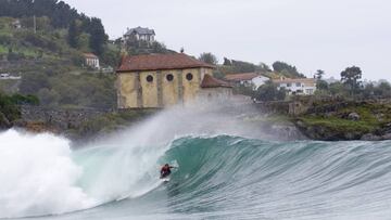 Las mejores playas para hacer surf en el norte de España: Mundaka