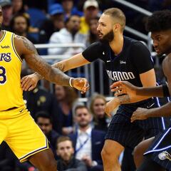 Otro triple-doble de LeBron para los mejores Lakers en 34 años