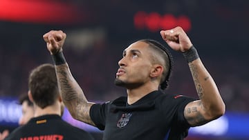 Ten-man Barcelona beat Benfica