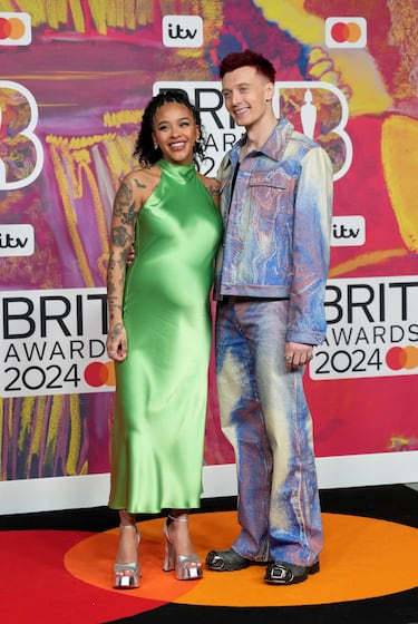 La locutora de radio Yinka Bokinni y el DJ Jack Saunders.