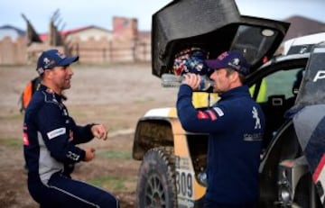 Peterhansel y Loeb después de la etapa.