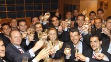 <b>BRINDIS. </b>El Rayo cerró en AS las celebraciones por el ascenso a Segunda. Lo hizo brindando por lo conseguido esta temporada y por los éxitos que aún le esperan.