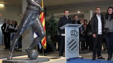 <b>UNA BELLA ESCULTURA. </b>La estatua de Dani Jarque, obra de Marta Solsona, despertó la emoción en los más allegados del gran capitán.