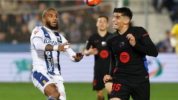 LEGANÉS (MADRID), 12/04/2025.- El defensa del Leganés Valentin Rosier (i) disputa un balón con el defensa del Barcelona Gerard Martín (d) durante el partido de la LaLiga EA Sports de fútbol que CD Leganés y FC Barcelona disputan este sábado en el estadio de Butarque. EFE/ Juan Carlos Hidalgo