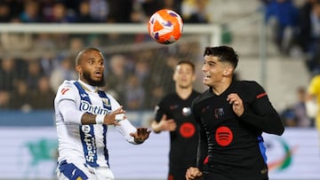 LEGANÉS (MADRID), 12/04/2025.- El defensa del Leganés Valentin Rosier (i) disputa un balón con el defensa del Barcelona Gerard Martín (d) durante el partido de la LaLiga EA Sports de fútbol que CD Leganés y FC Barcelona disputan este sábado en el estadio de Butarque. EFE/ Juan Carlos Hidalgo