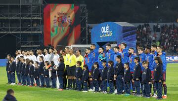 La selección de Jordania y la selección de España posan en el centro del campo antes del inicio del amistoso. 
