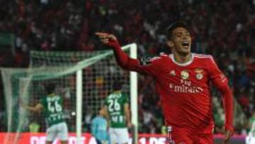 Raúl Jiménez dio la victoria al Benfica.
