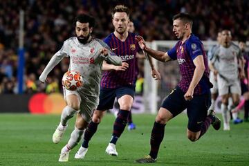 Mohamed Salah tracked by Lenglet and Rakitic