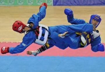 Soukanh Taypanyavong (derecha) de Laos compite contra el vietnamitaTran Anh Tuan (L) durante la final de Vovinam, arte marcial vietnamita.