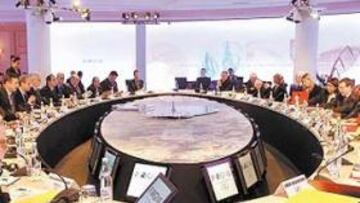 <b>CARA A CARA. </b>Los evaluadores del COI y los representantes de París 2012 dialogan ante la mesa curva del Grand Hotel.