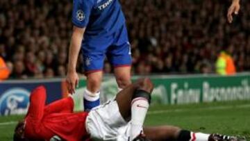 <b>LESIÓN. </b>Broadfoot pide ayuda. Arriba, Valencia con la máscara.