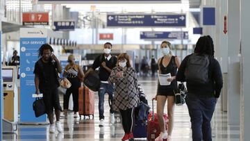 Ciudadanos en el aeropuerto de Chicago, USA. Junio 16, 2020.
 