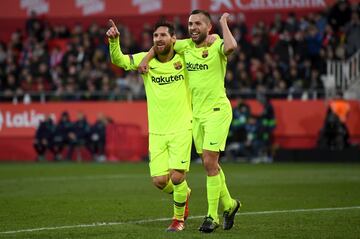 El jugador del Barcelona, Leo Messi, celebra con Jordi Alba el 0-2 al Girona. 