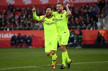 El jugador del Barcelona, Leo Messi, celebra con Jordi Alba el 0-2 al Girona. 