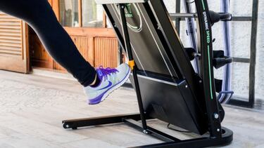 Ahorra 149 euros en esta cinta de correr plegable con cinturón de masaje y mancuernas