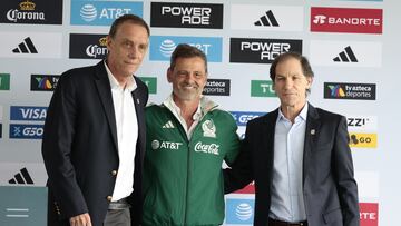 MEX6040. CIUDAD DE MÉXICO (MÉXICO), 10/02/2023.-El director ejecutivo de Selecciones Nacionales, Rodrigo Ares de Parga (i); el técnico de la selección nacional de México, Diego Cocca (c), y el director deportivo de Selecciones Nacionales, Jaime Ordiales (d) posan durante la presentación de Diego Cocca como nuevo técnico de la selección mexicana de fútbol, hoy, en el Centro de Alto Rendimiento (CAR) de Ciudad de México (México). EFE/ José Méndez
