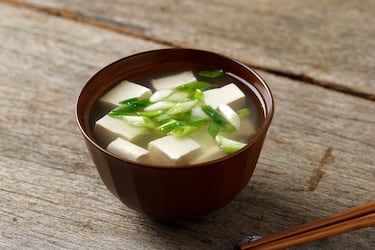 Calienta agua sin que llegue a hervir y disuelve una cucharada de pasta de miso. Añade dados de tofu y unas tiras de alga wakame previamente hidratada. Es reconfortante, ligera y fácil de digerir.