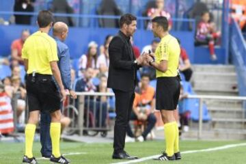 Simeone conversa con el ártbitro Gil Manzano.