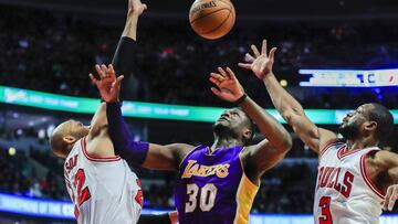 Julius Randle superó a Taj Gibson y lideró una sorprendente victoria de los Lakers.