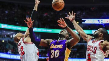 Julius Randle super&oacute; a Taj Gibson y lider&oacute; una sorprendente victoria de los Lakers.