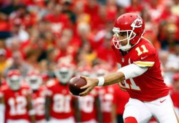 Los Chiefs pasaron por encima de los Titans en un partido de pretemporada que se tuvo que suspender a falta de casi 4 minutos porque Thor (¿fan de los Titans?) empezó a lanzar rayos y truenos sobre Kansas City. Alex Smith acabó con 16 de 18 para 171 yardas y 2 touchdowns en menos de una mitad y el QB de Tennessee, Mariota, fue de menos a más fallando sus tres primeros pases pero después consiguiendo un más digno 7 de 8 para 99 yardas.